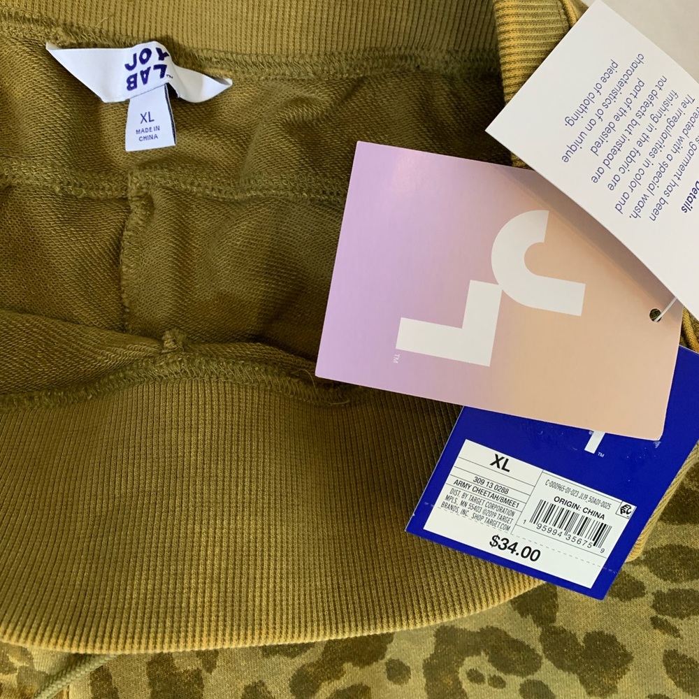 JoyLab Cheetah Print 7/8 Length drawstring closure sweatpants.